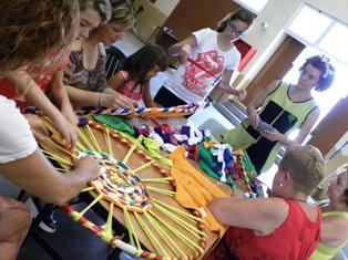 Imagen Grandes y pequeños aprenden a elaborar alfombras con material reciclado
