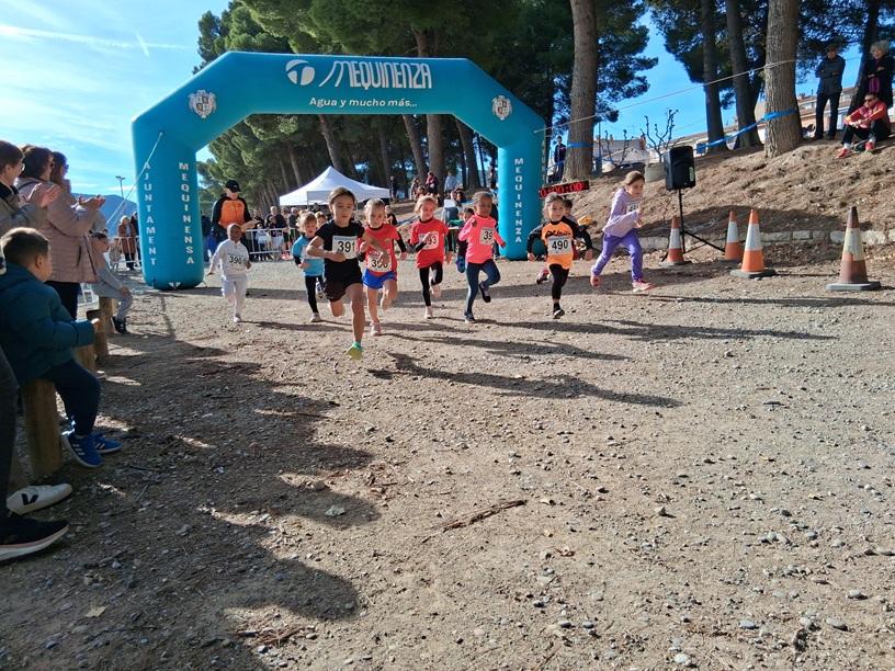Imagen El X Cross Villa de Mequinenza llena de colorido el circuito del paseo fluvial con 160 participantes en una gran mañana atlética